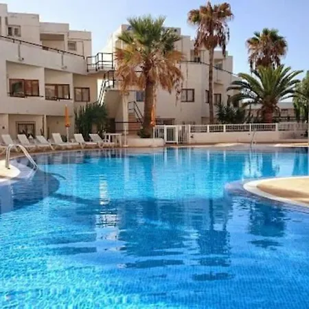 Relaxing Over The Sea דירה