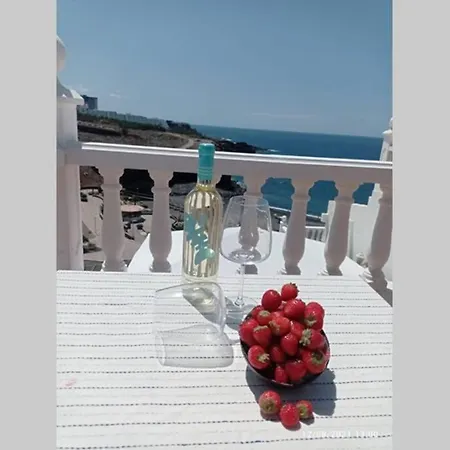 Relaxing Over The Sea דירה